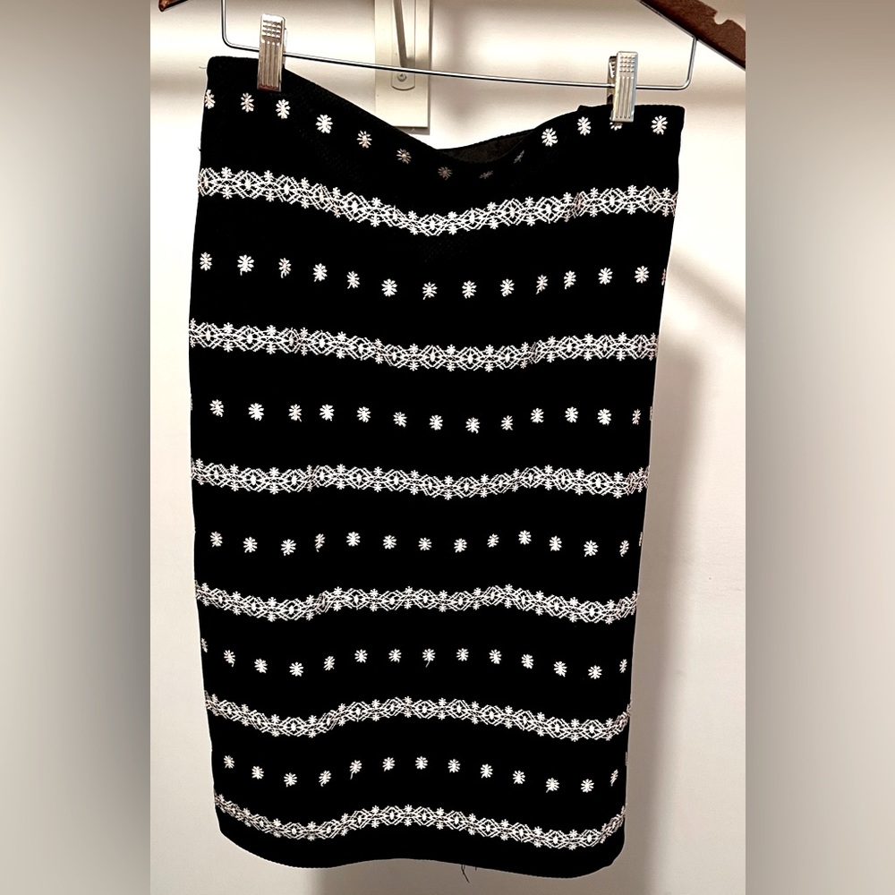 NY and Company 7th Avenue Women’s Black and White Skirt